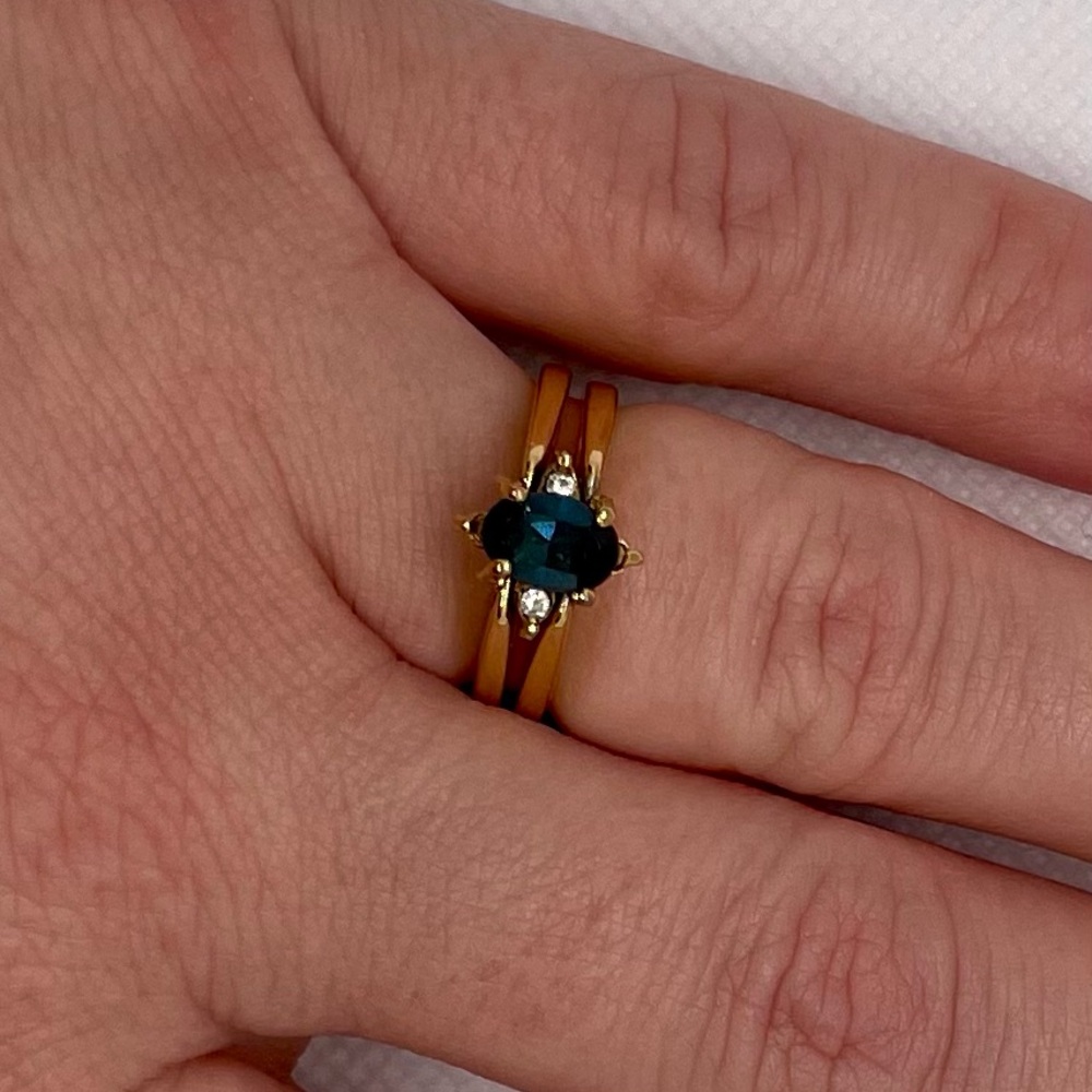 Avon flip ring- 2 rings in one
Sapphire gem and White CZ
Size 6